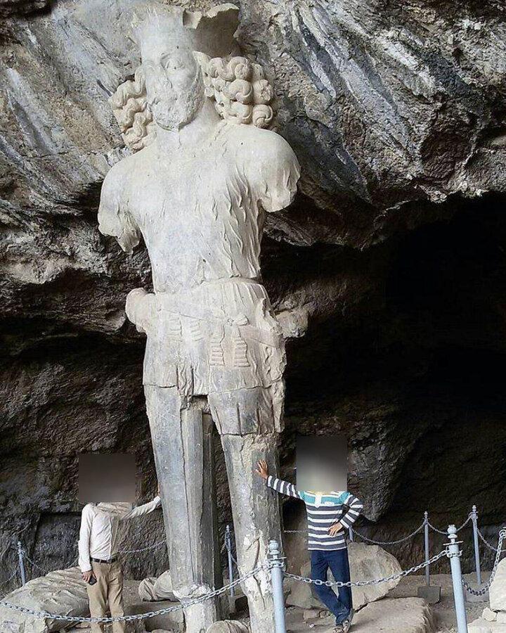 تجاوز گردشگران به حریم مجسمه 1800 ساله شاپور ساسانی تجاوز گردشگران به حریم مجسمه 1800 ساله شاپور ساسانی