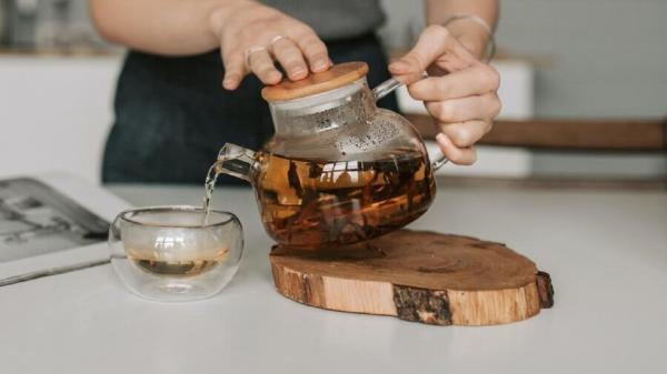 راهکاری برای دم کردن چای بدون لایه شناور براق روی سطح آن راهکاری برای دم کردن چای بدون لایه شناور براق روی سطح آن